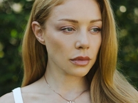 Кароль оголила живот и показала возможности своего тела