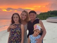 Оля Полякова публично поздравила мужа с 20-летием брака