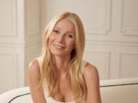 Пэлтроу поздравила мужа с 6-летием брака снимком их поцелуя в пляжных нарядах