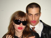 Фронтмен Måneskin страстно поцеловал девушку на красной дорожке