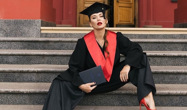 Анна Саливанчук получила диплом психолога и показала фото с выпускного