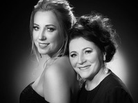 Тоня Матвиенко вместе с братьями, мужем и детьми снялась на могиле матери