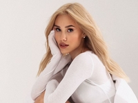 Даша Квиткова показала детское фото, где позировала с мамой