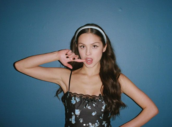 Известная певица упала в дыру на сцене во время концерта: момент попал на видео