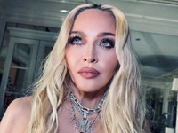 Мадонна топлес в массивных украшениях отведала супа – фото