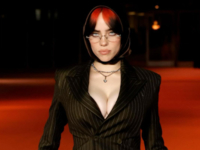 Билли Айлиш упала со сцены во время концерта — видео