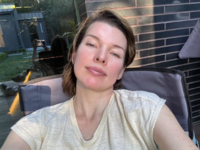 «Одна из лучших женщин в мире»: Милла Йовович показала редкие фото мамы