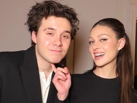 Жена Бруклина Бекхэма похвасталась романтическим подарком от него на годовщину