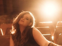 Співачка iSKra презентує новий трек «Світло софітів»