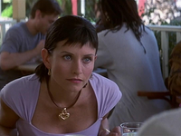 Кортни Кокс повторила свою роль из «Крика» на забавном видео для Хэллоуина