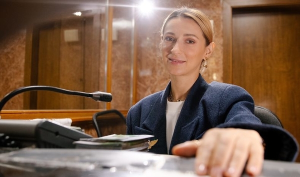 Певица TAYANNA на день стала кассиром «Укрзалізниці»