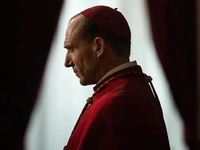 Конклав: Рэйф Файнс, Стэнли Туччи и Изабелла Росселлини в детективном триллере об интригах Ватикана