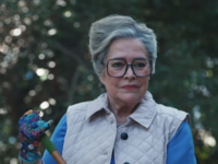 Актриса Кэти Бейтс отказалась от реконструктивной операции после удаления груди из-за рака