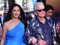 Дуглас поздравил жену с годовщиной и показал их свадебное фото