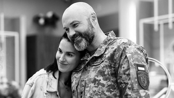 «Почувствовал, что сильно нужен»: Ефросинина снялась в объятиях мужа-военного