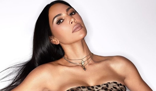 Ким Кардашьян продемонстрировала подтянутую фигуру в леопардовом белье