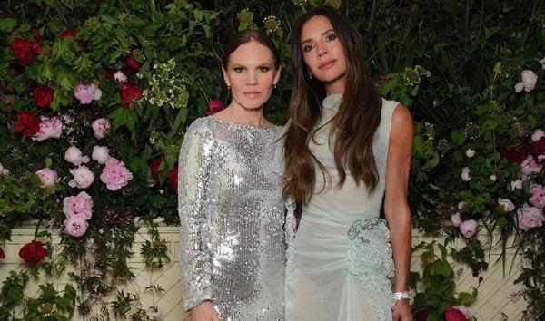 Виктория Бекхэм запостила детские фото с младшей сестрой