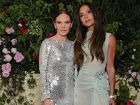 Виктория Бекхэм запостила детские фото с младшей сестрой