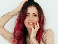 MamaRika обнажила грудь на новом селфи