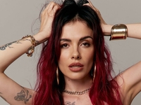 MamaRika похвасталась новой фотосессией в смелом образе