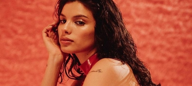 Андраде розійшлася з бойфрендом, який старший за неї на 15 років