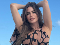 52-летняя София Вергара показала, как загорает топлес на пляже