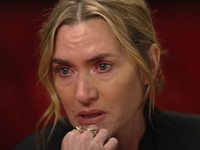 Уинслет расплакалась, вспоминая, как СМИ критиковали ее фигуру после съемок в «Титанике»