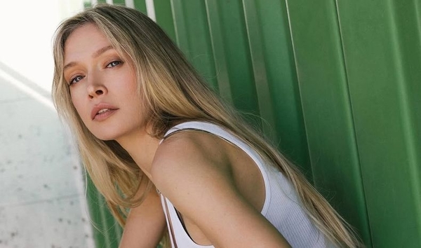 «Твоя новая соседка»: Брежнева устроила пикантную фотосессию в подъезде