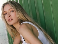 «Твоя новая соседка»: Брежнева устроила пикантную фотосессию в подъезде