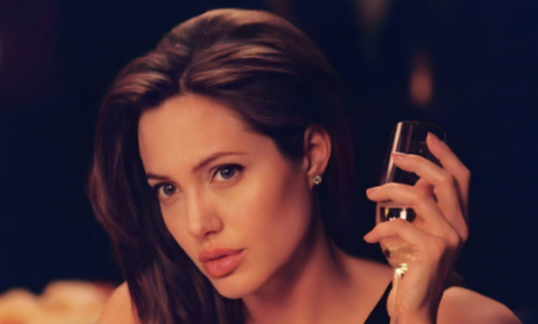 Анджелина Джоли призналась, что мечтала стать директором похоронного бюро