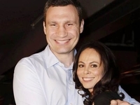 Экс-жена Кличко показала фото с выпускного в Лондоне их старшего сына