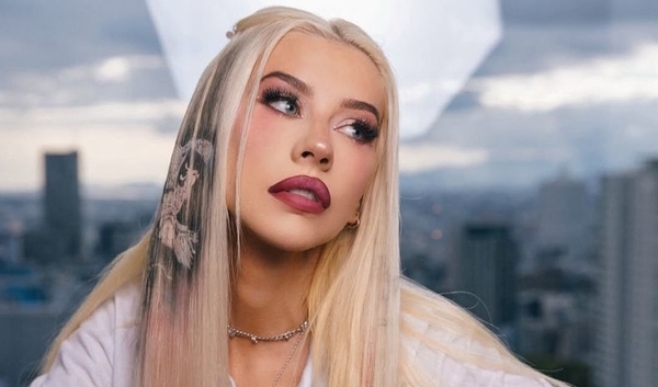 Кристина Агилера показала фото топлес в честь своего 44-летия