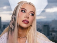 Кристина Агилера показала фото топлес в честь своего 44-летия