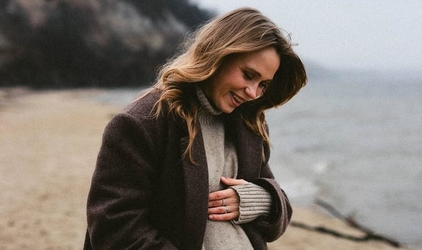 Кошмал знялася в мінісукні і зізналася, скільки кг набрала під час вагітності