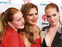 Брук Шилдс похвалилася підтягнутим пресом у бікіні на пляжних фото з дочками