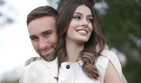 Дружина Макацарія похвалилася новорічною фотосесією на останніх тижнях вагітності