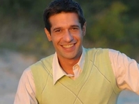 «Уже три операции»: известный ведущий попал в больницу после ранения на фронте