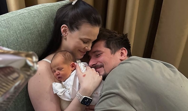 Позитив показал, как проходят его отцовские будни с новорожденной дочерью