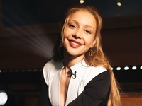 Тина Кароль в коротком топе рассказала, от каких мужчин нужно убегать