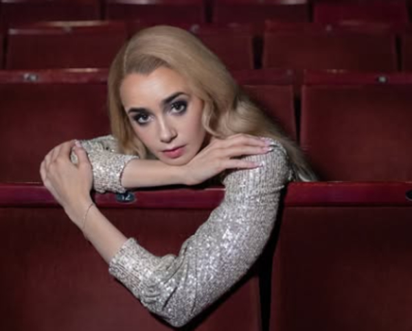 Лили Коллинз и ее мужа захейтили из-за новости о рождении первенца